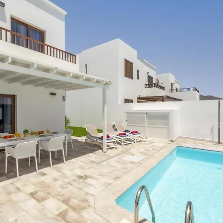 Villa Omura By *